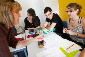 un professeur et deux élèves à un cours de langue