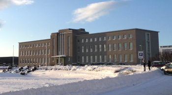 Batiment principal de l'Université d'Islande avec de la neige- Háskóli Íslands