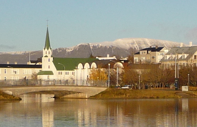 vue centre-ville de Reykjavik avec un lac Tjörnin, une église et le Mont Esja