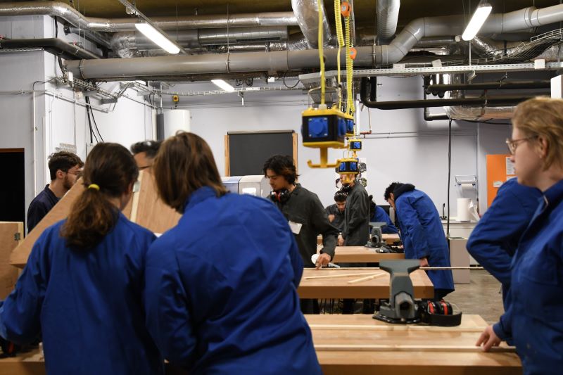 Des étudiants construisent un séchoir solaire au fablab