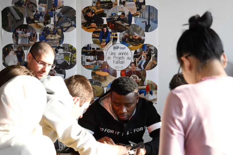 Des étudiants construisent un ventilateur manuel au Fablab