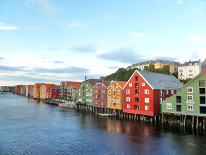 Maisons colorées typiques norvégiennes à Trondheim